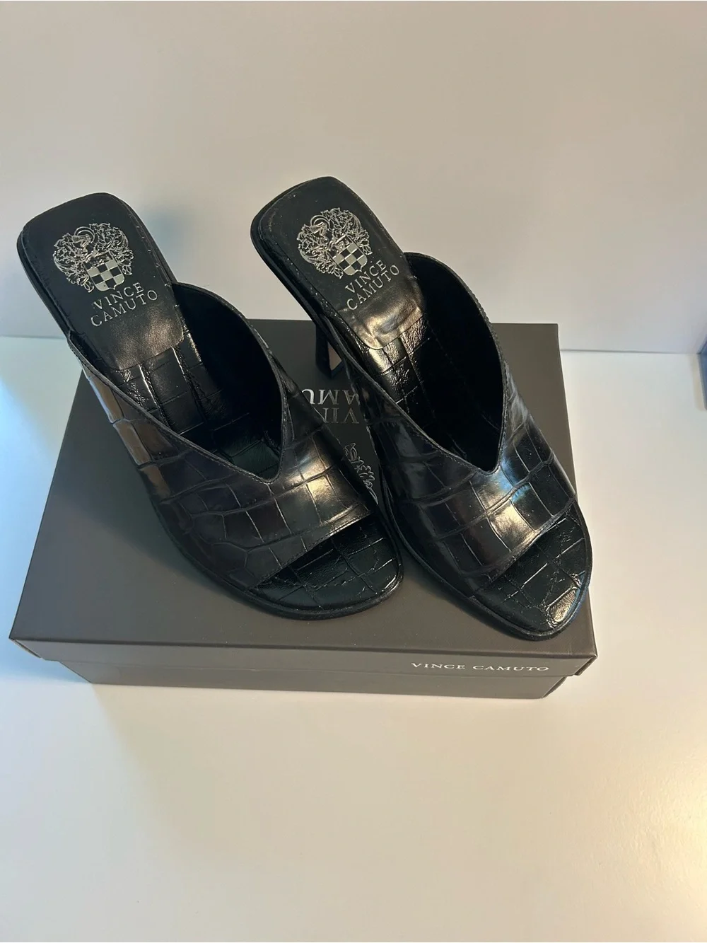 Vince Camuto Mershid Black Glazed Crocodile Pattern Sandals Size 8 EUC